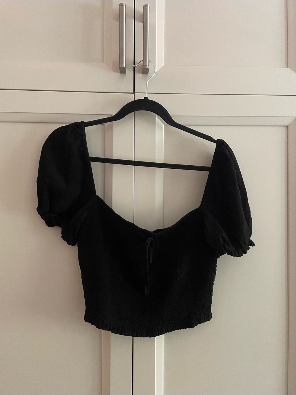 Aritzia’s Wilfred Black Peasant Crop Top